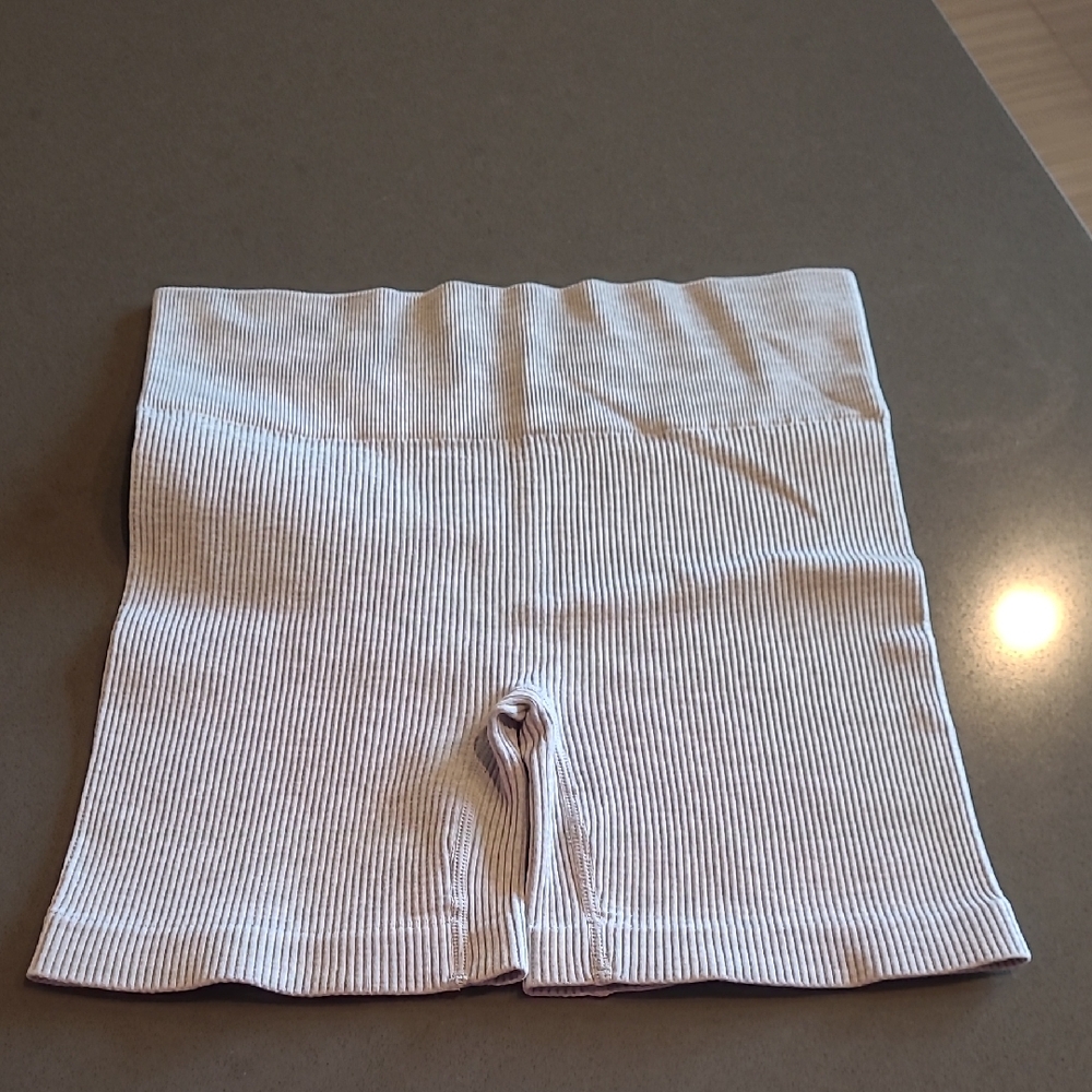 Grey Seamless Biker Shorts. Size S